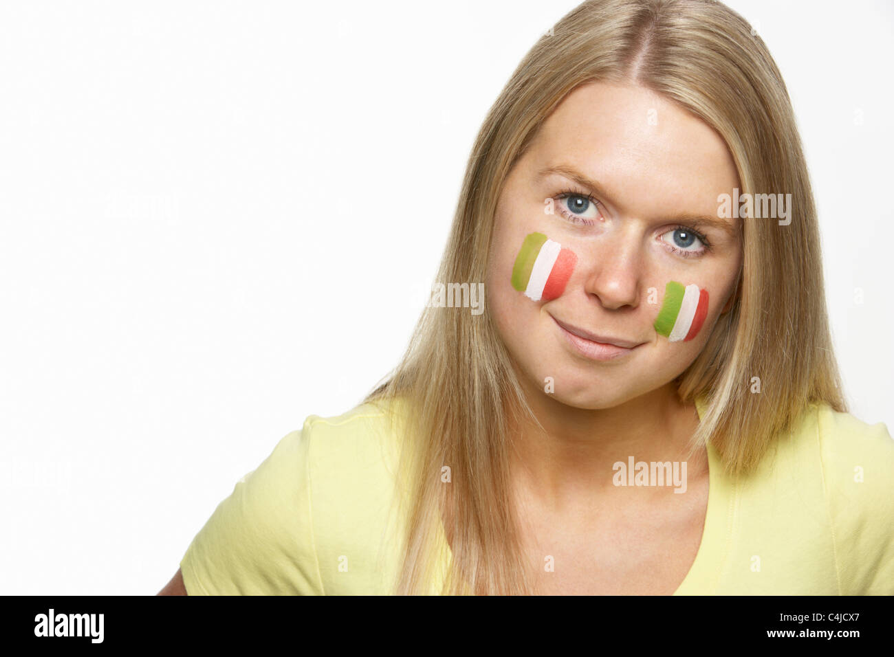 Giovani donne amanti dello sport con la bandiera italiana dipinta sul viso Foto Stock