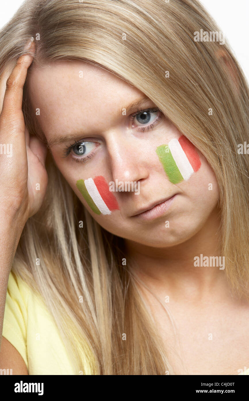 Deluso giovani donne amanti dello sport con la bandiera italiana dipinta sul viso Foto Stock