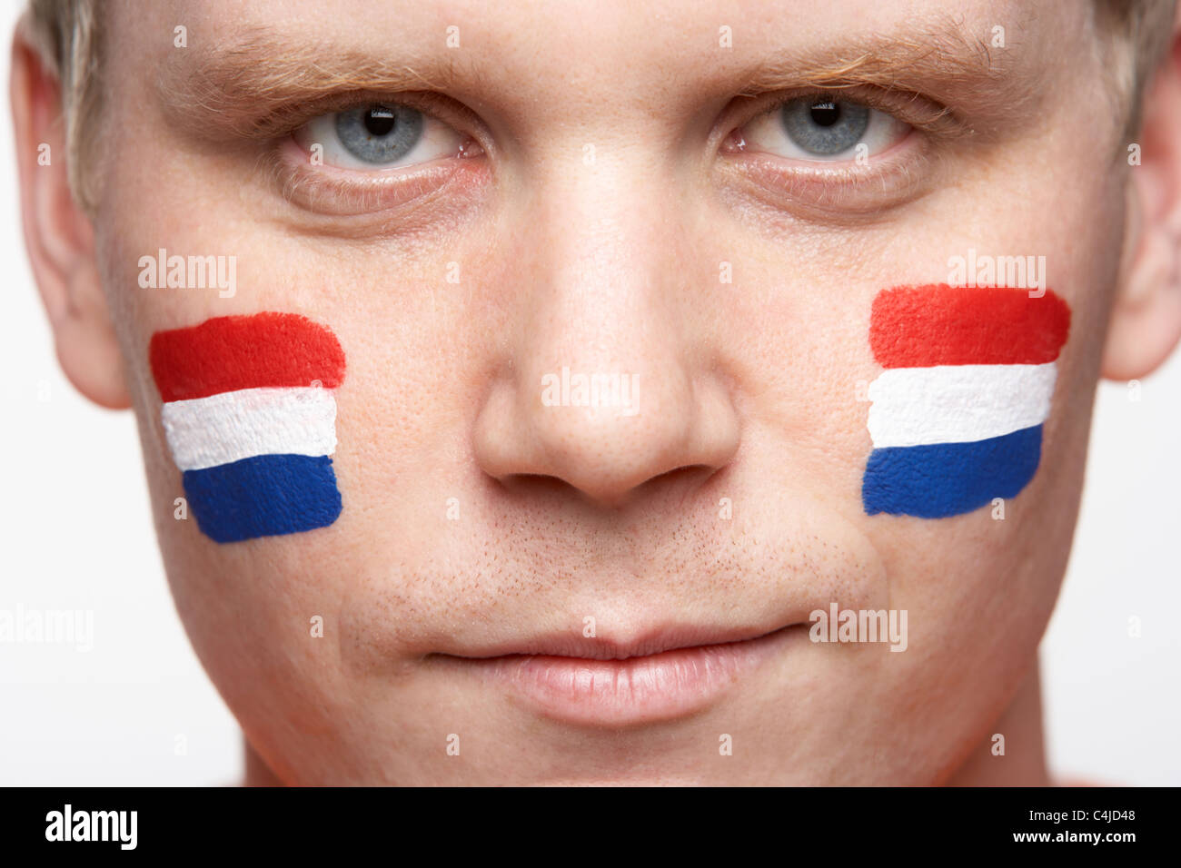 Maschi giovani appassionati di sport con bandiera olandese dipinto sul volto Foto Stock