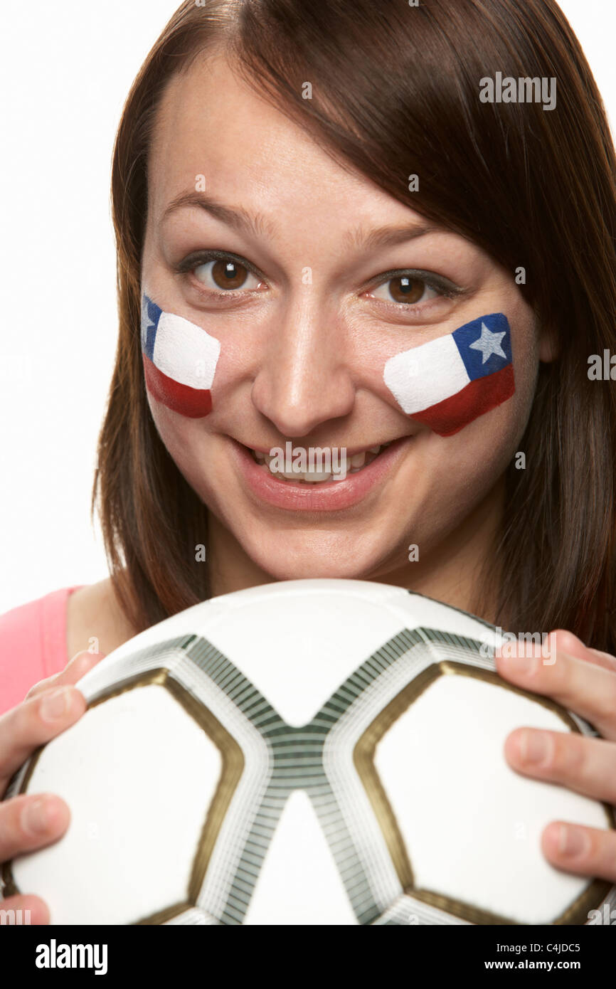 Femmina giovane tifoso di calcio con bandiera cilena dipinto sul volto Foto Stock
