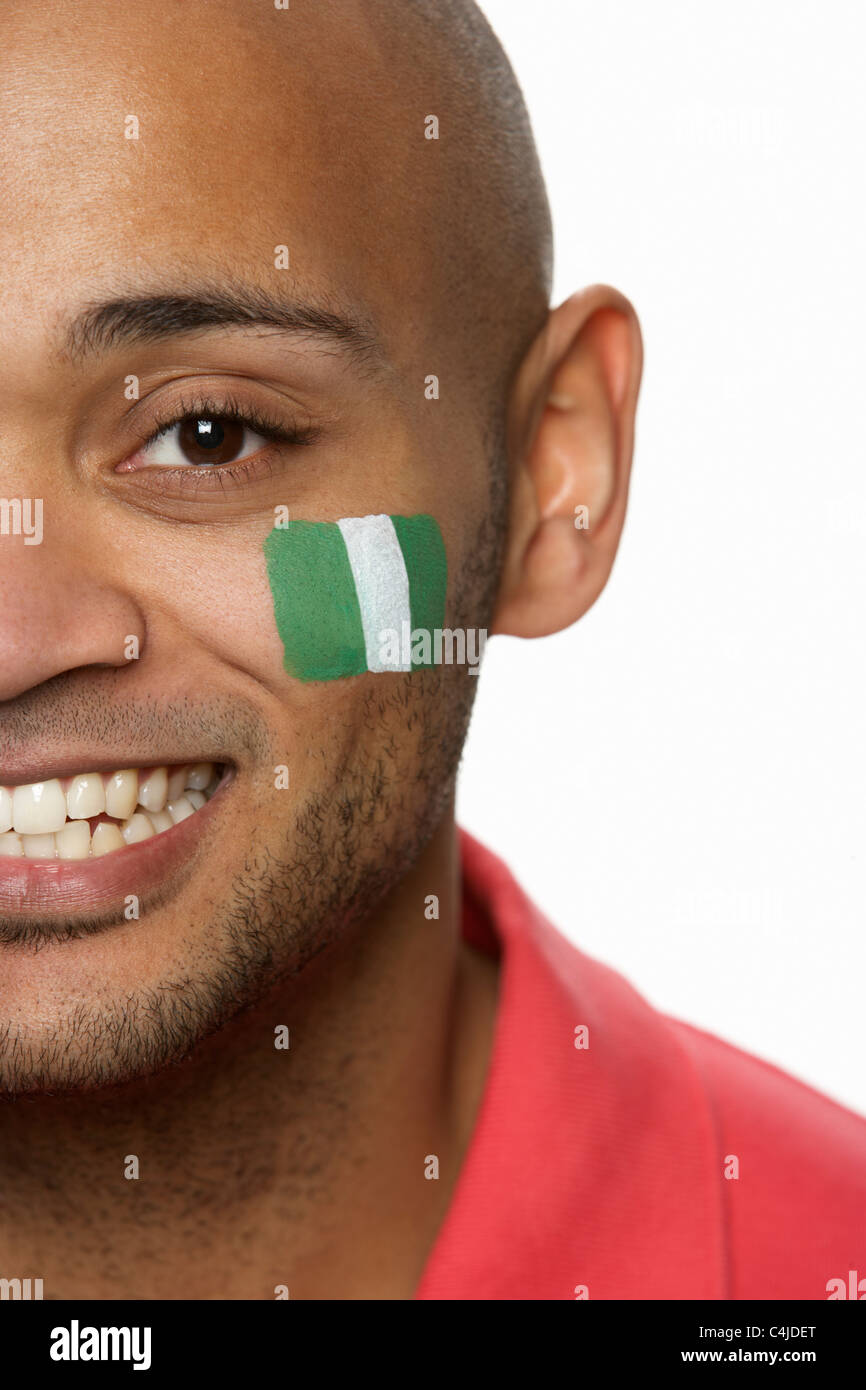 Maschi giovani appassionati di sport con bandiera nigeriana dipinto sul volto Foto Stock