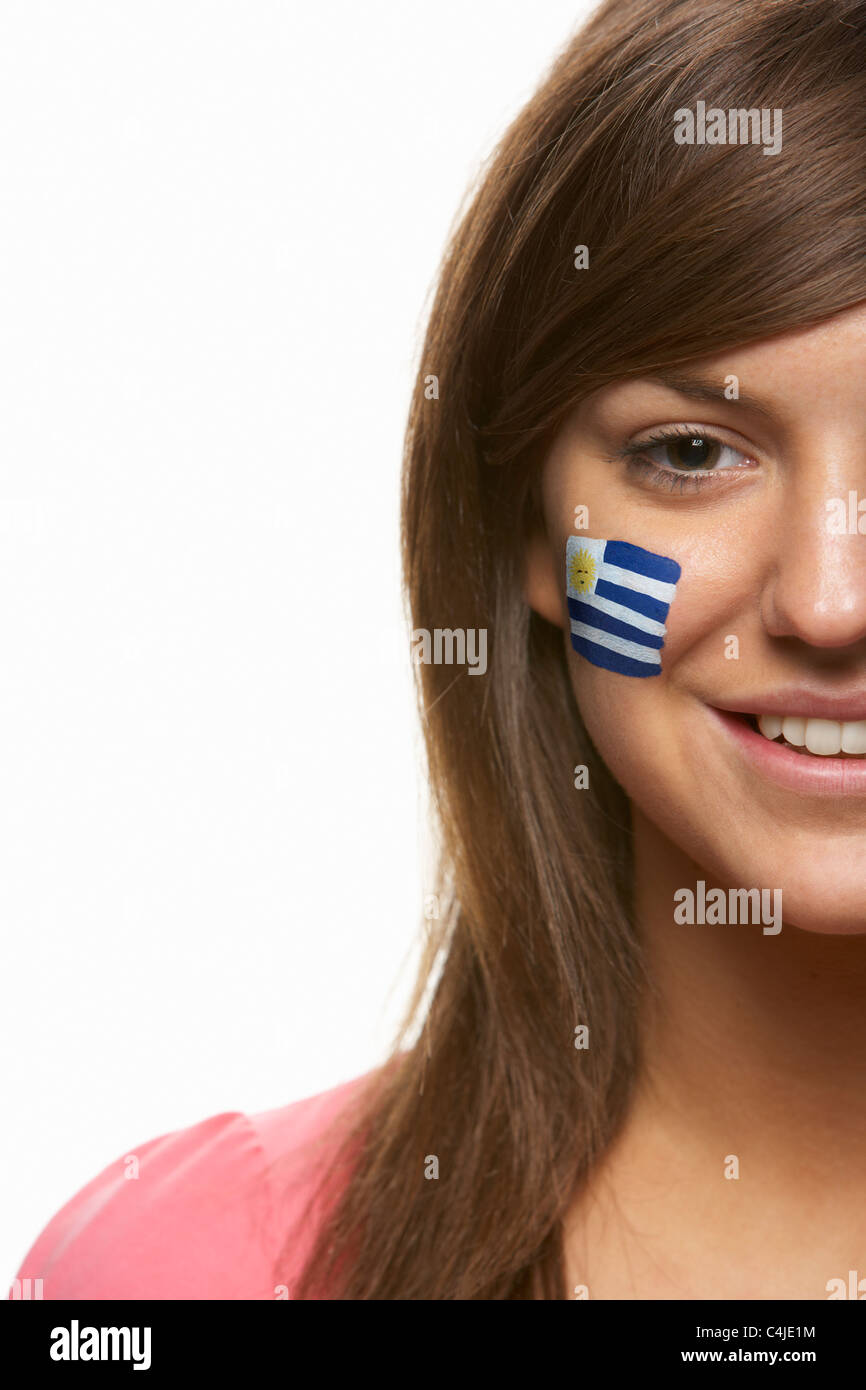 Giovani donne amanti dello sport con bandiera uruguayano dipinto sul volto Foto Stock