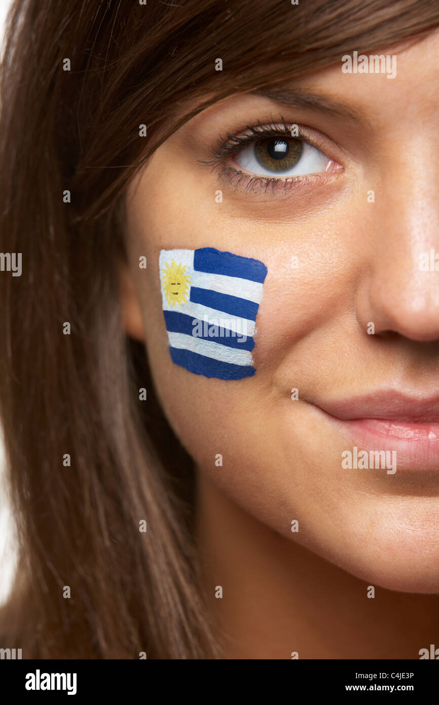 Giovani donne amanti dello sport con bandiera uruguayano dipinto sul volto Foto Stock