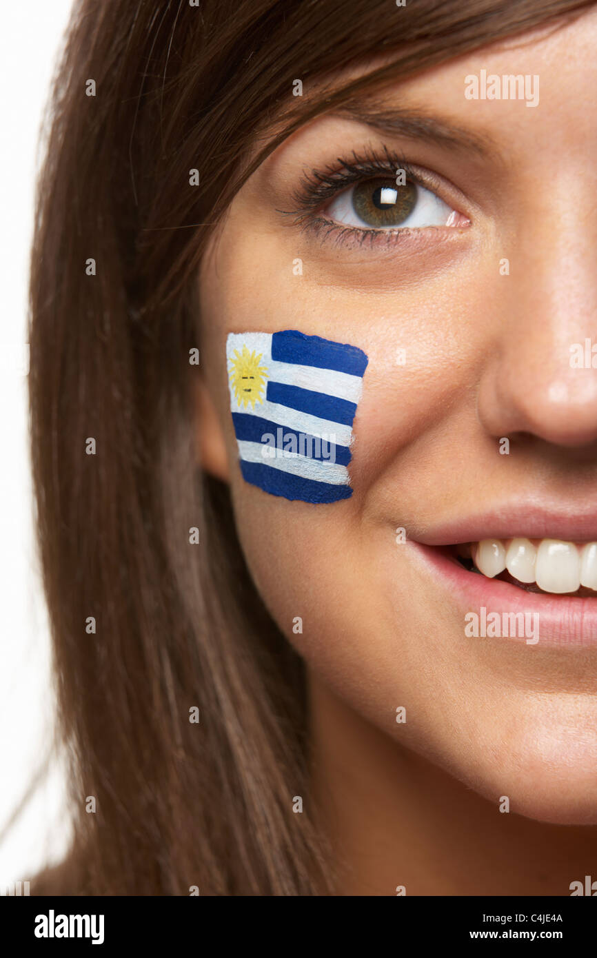 Giovani donne amanti dello sport con bandiera uruguayano dipinto sul volto Foto Stock