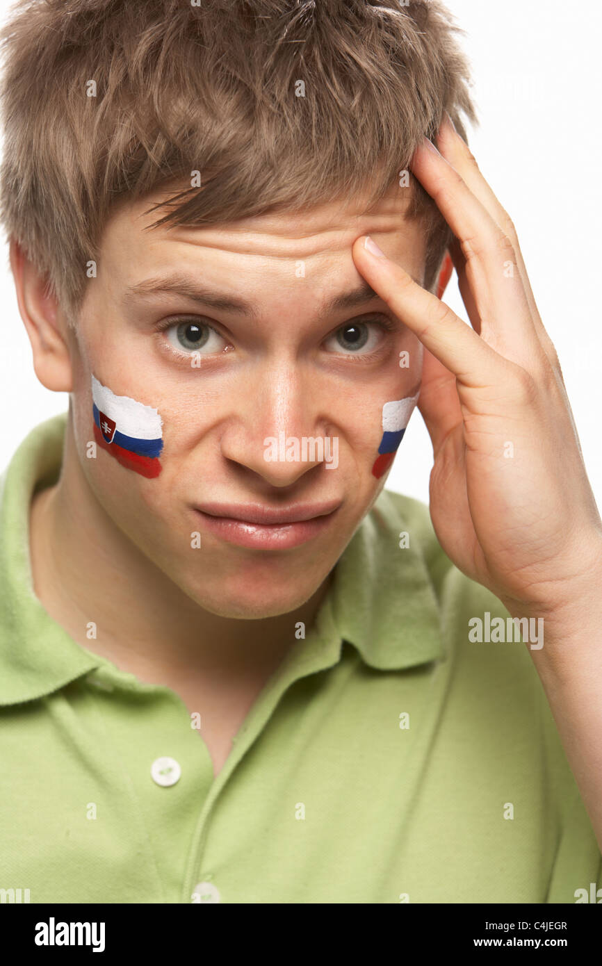 Deluso maschi giovani appassionati di sport con bandiera slovacca dipinto sul volto Foto Stock