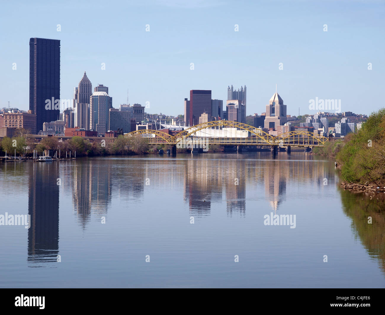 Pittsburgh riverfront su una soleggiata giornata di primavera. Foto Stock