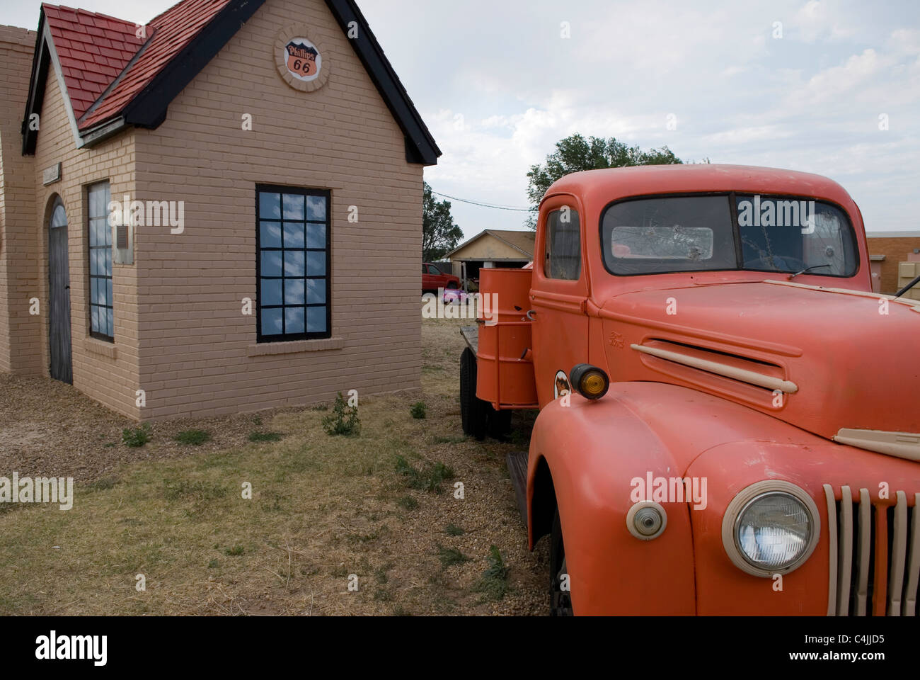 Esterno della storica stazione di servizio Phillips 66 con camion vintage arancione a McLean, Texas, Stati Uniti, chiuso nel 1977. Foto Stock