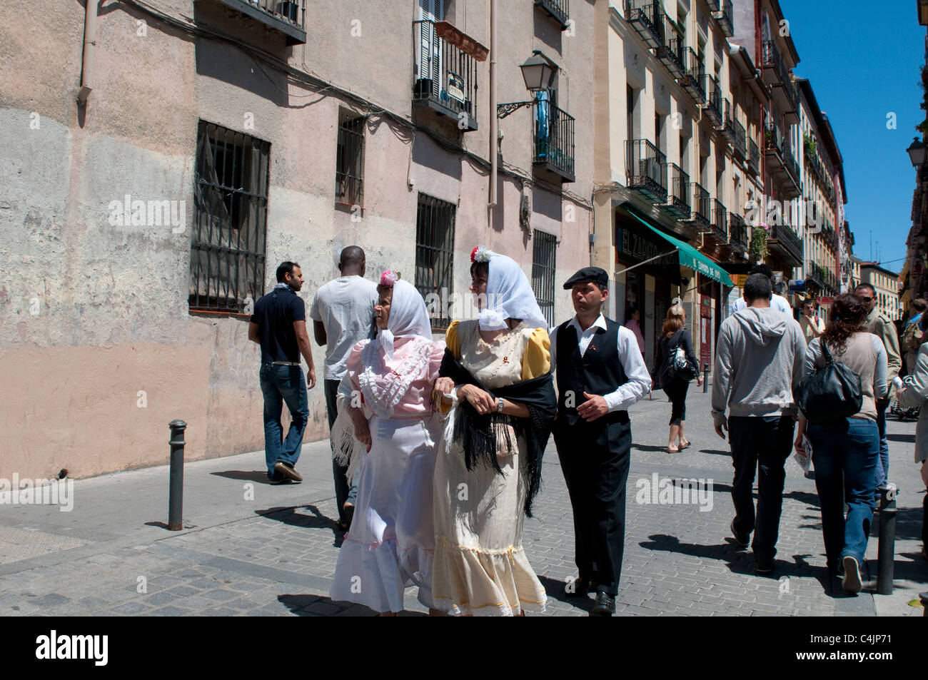 Donne abbigliate in chulapa - costume tradizionale, Lavapies, Madrid, Spagna Foto Stock