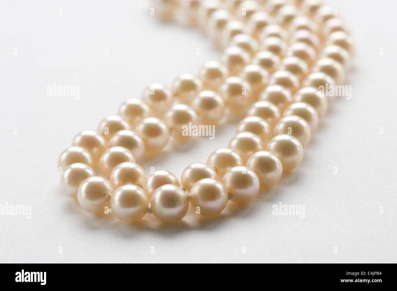 Collana di perle su bianco Foto Stock