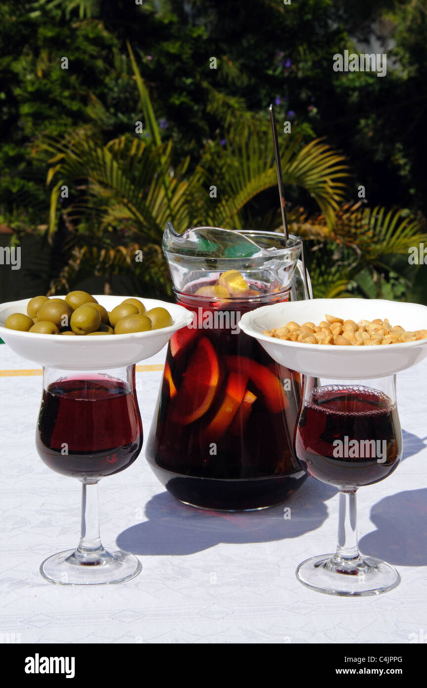 Bicchieri di Sangria con tapas sulla parte superiore per mantenere vola)  con brocca di sangria a posteriori, Costa del Sol, Andalusia Foto stock -  Alamy