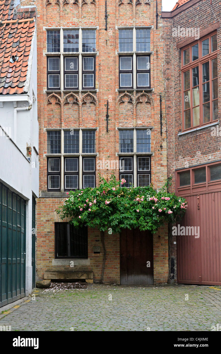 Bella casa alla fine di una stradina nel centro storico di Bruges, Belgio. Foto Stock