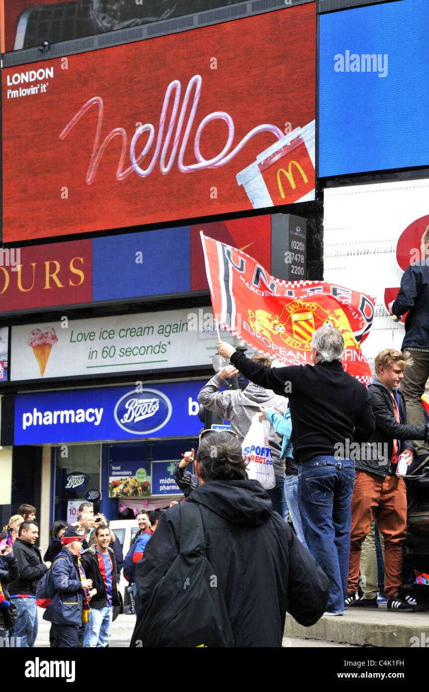 Il Manchester United football supporters in Piccadilly Circus, Londra, prima che il campione europeo di club" finale di coppa. Foto Stock