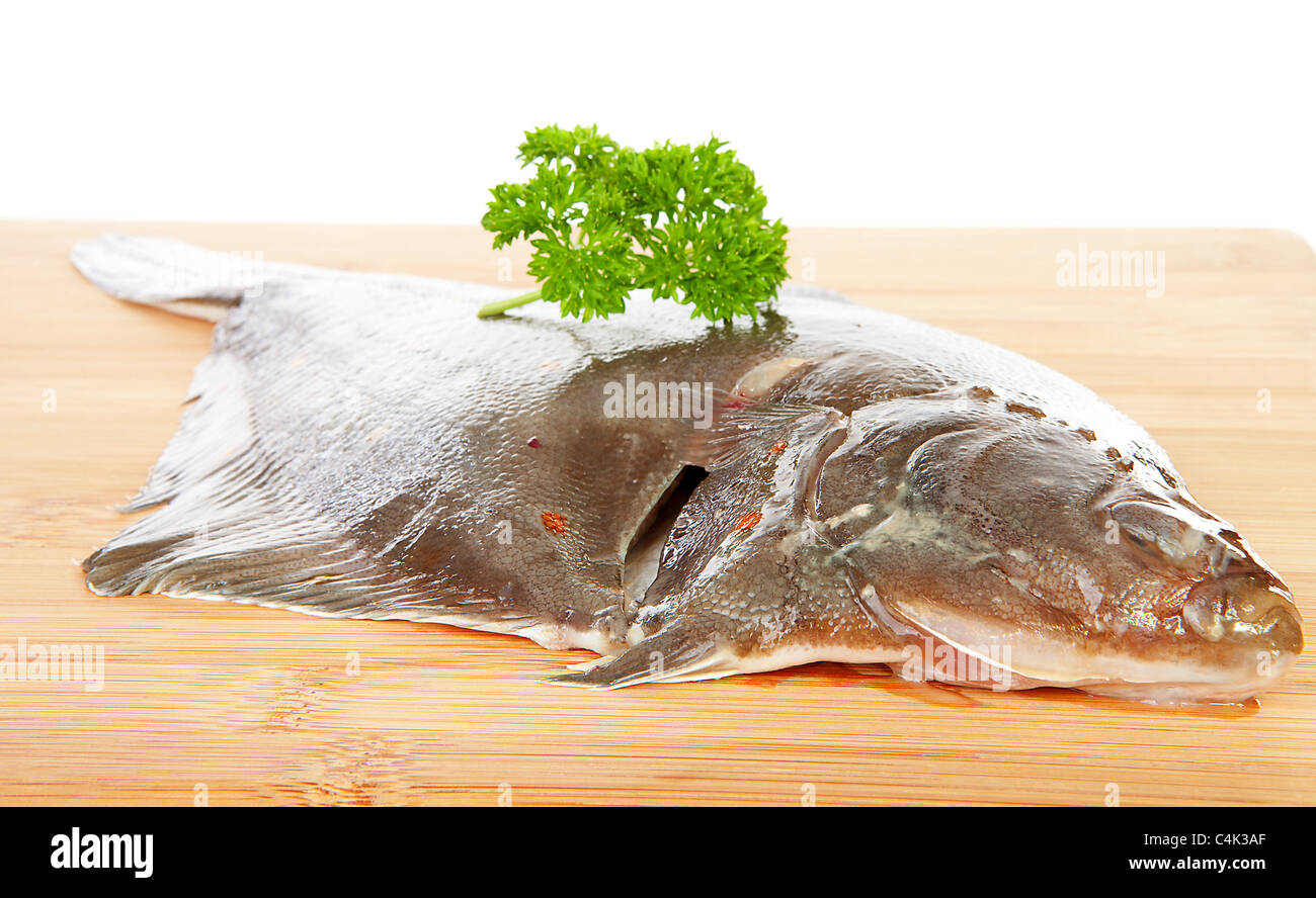 Materie passera di mare Pesce sul tagliere di legno Foto Stock