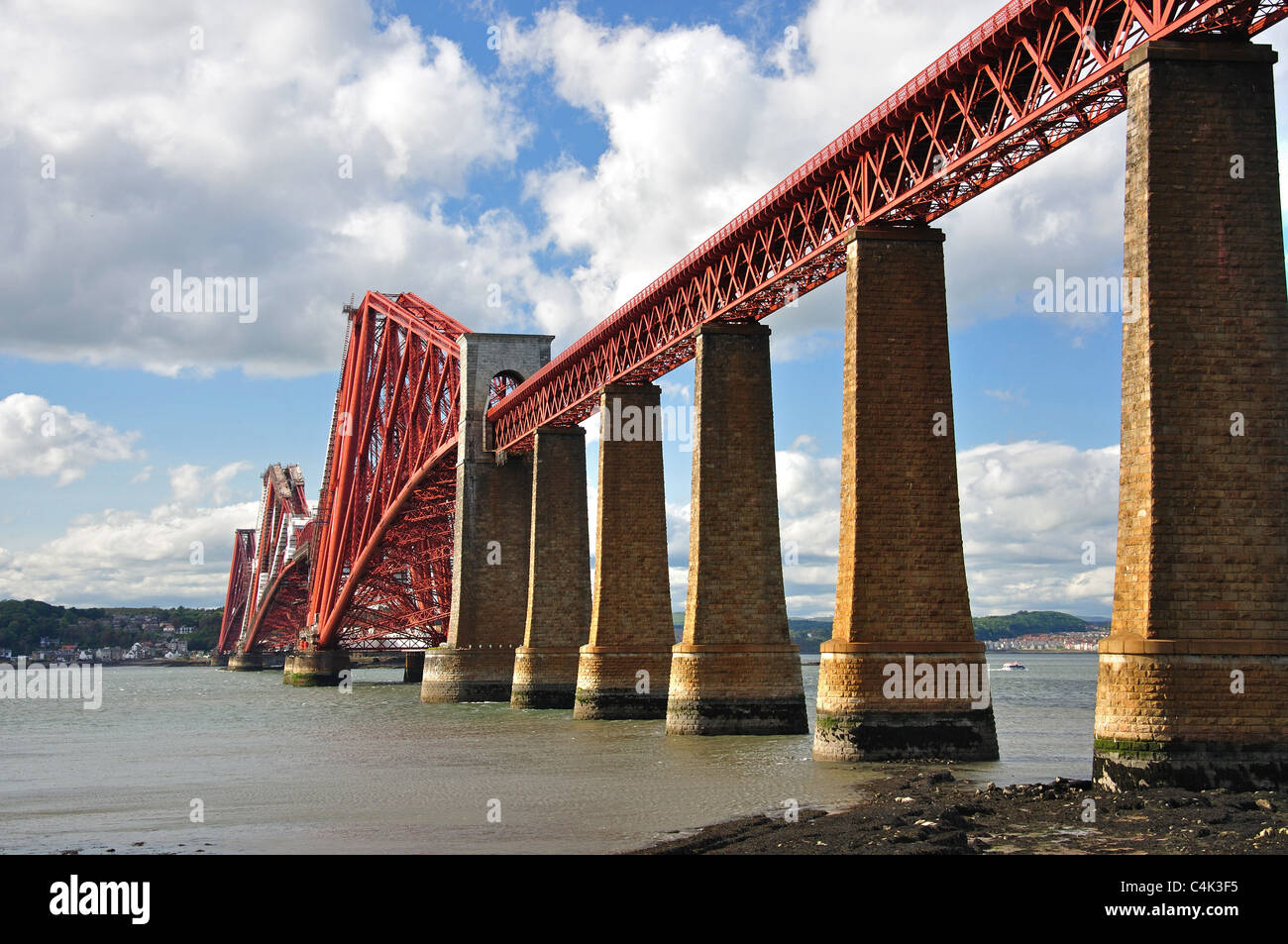 Il Forth Bridge da South Queensferry, Firth of Forth, Lothian, Scozia, Regno Unito Foto Stock