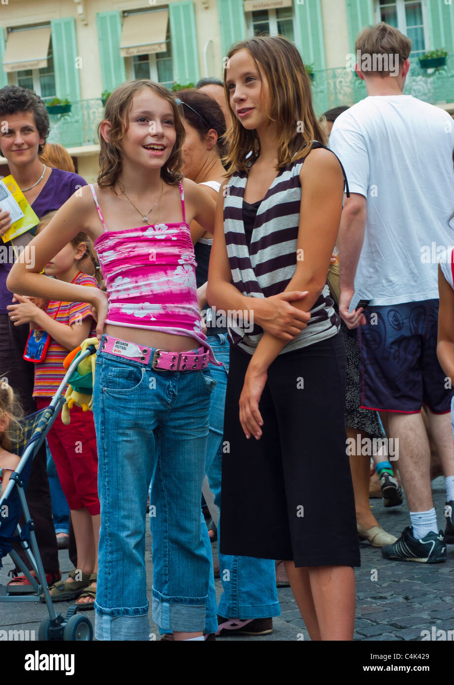 Avignon, Francia, giovani donne, adolescenti francesi, guardando annuale Street Festival Show al di fuori Foto Stock