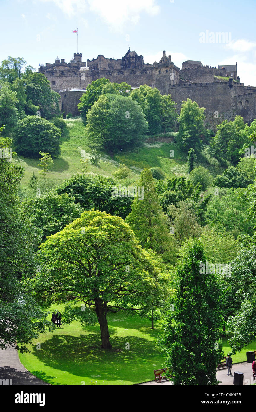 Il Castello di Edimburgo e Princes Street Gardens, Edimburgo, Lothian, Scozia, Regno Unito Foto Stock