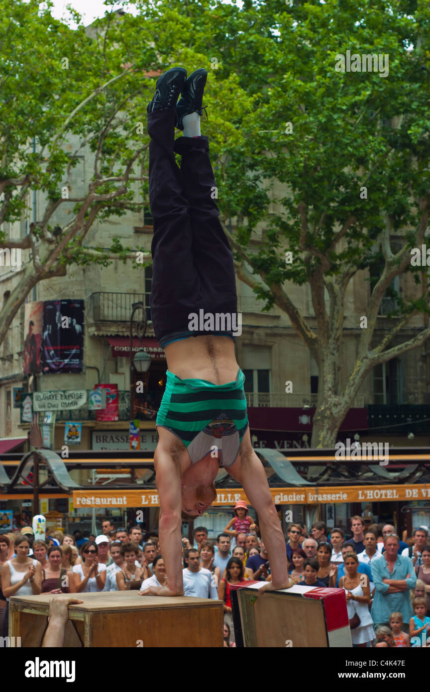 Avignone, Francia, Festival annuale di strada, grande pubblico che guarda artisti di strada in Piazza della città, acrobati Foto Stock