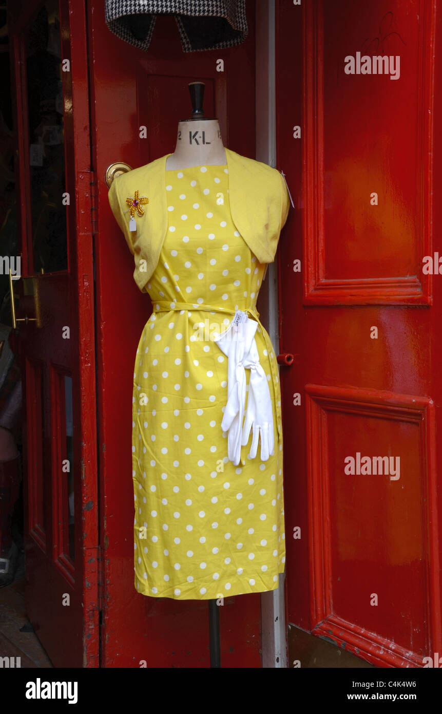 Un Vintage dress alla porta di un ramo di Armstrong vintage del negozio di abbigliamento a Edimburgo, Scozia. Foto Stock