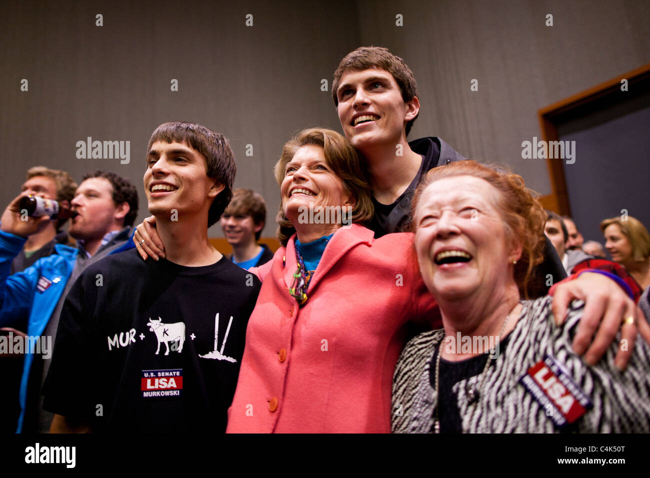 Incombente scrittura del candidato per il Senato degli Stati Uniti Lisa Murkowski e famiglia reagiscono alla elezione restituisce mostrando il suo leader della corsa. Foto Stock