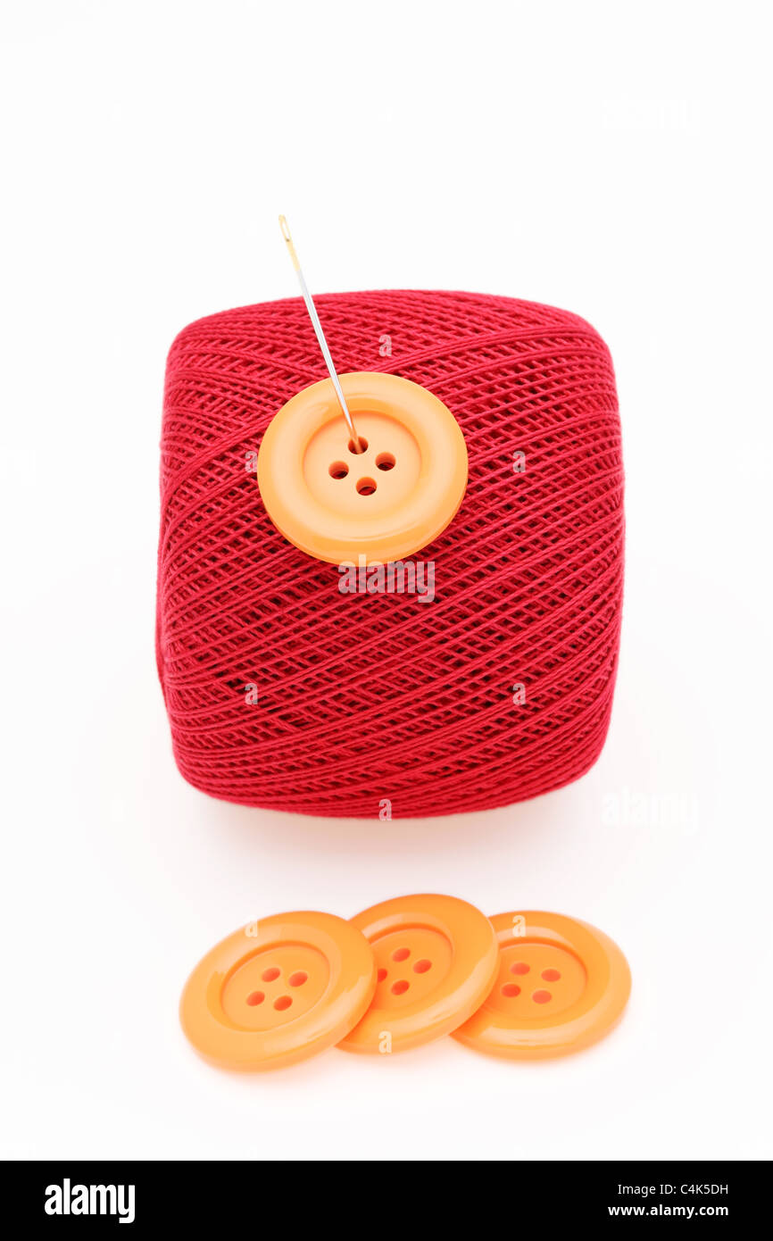 Ago di cucitura e filettatura su un bianco Foto Stock