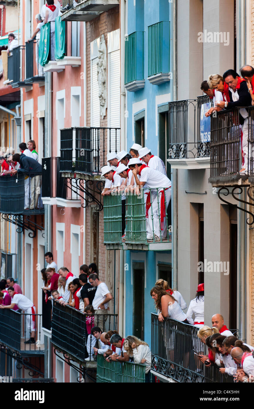 Gli spettatori presso il bull-running, San Fermín street-partying, Pamplona, Navarra (Navarra), Spagna, Europa. Foto Stock