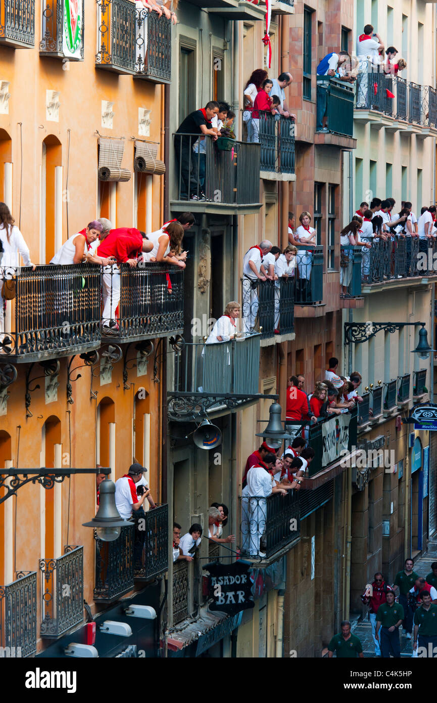 Gli spettatori presso il bull-running, San Fermín street-partying, Pamplona, Navarra (Navarra), Spagna, Europa. Foto Stock