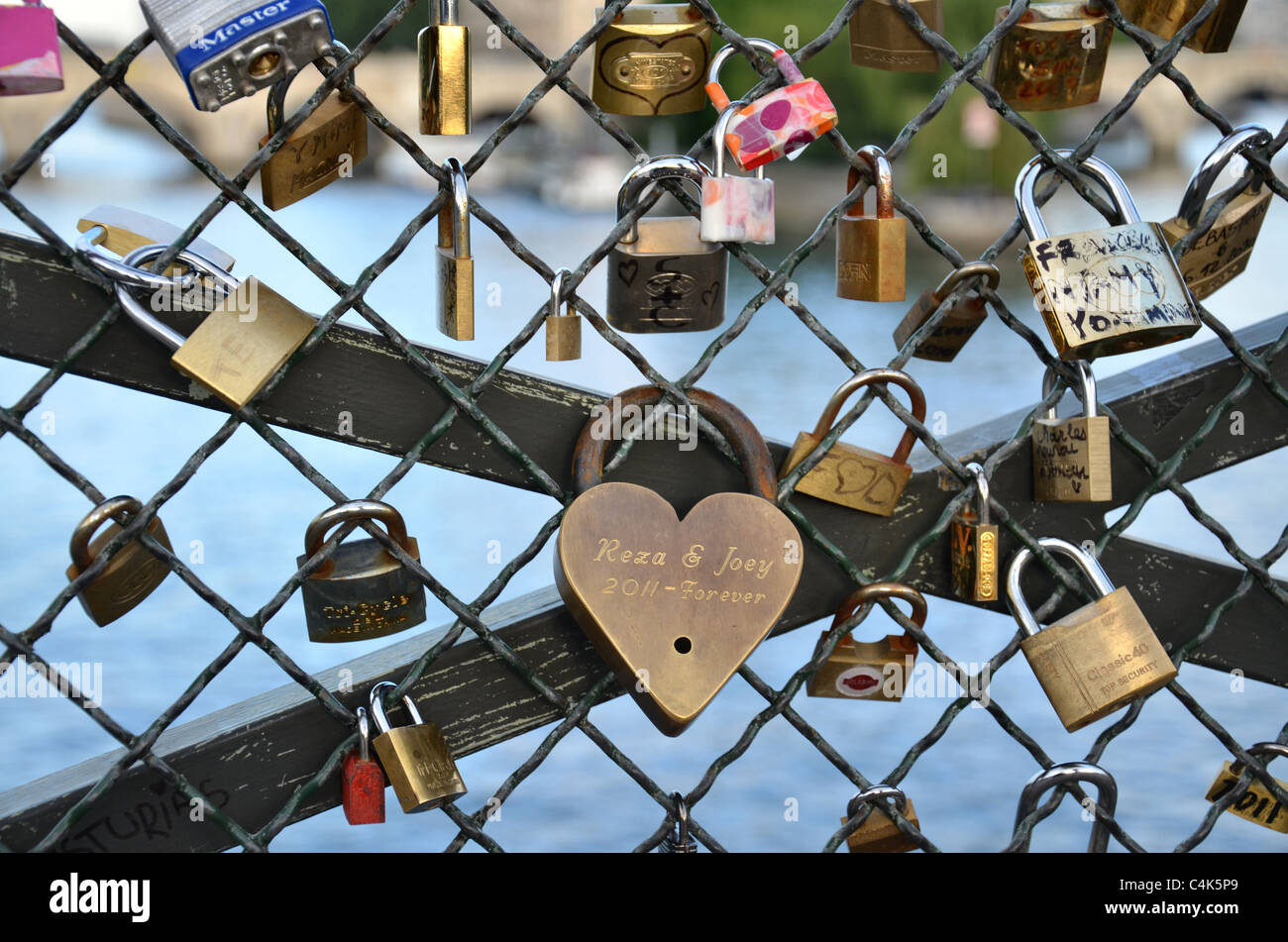 Amore blocca attaccato al Pont des Arts sul fiume Senna a Parigi, Francia Foto Stock