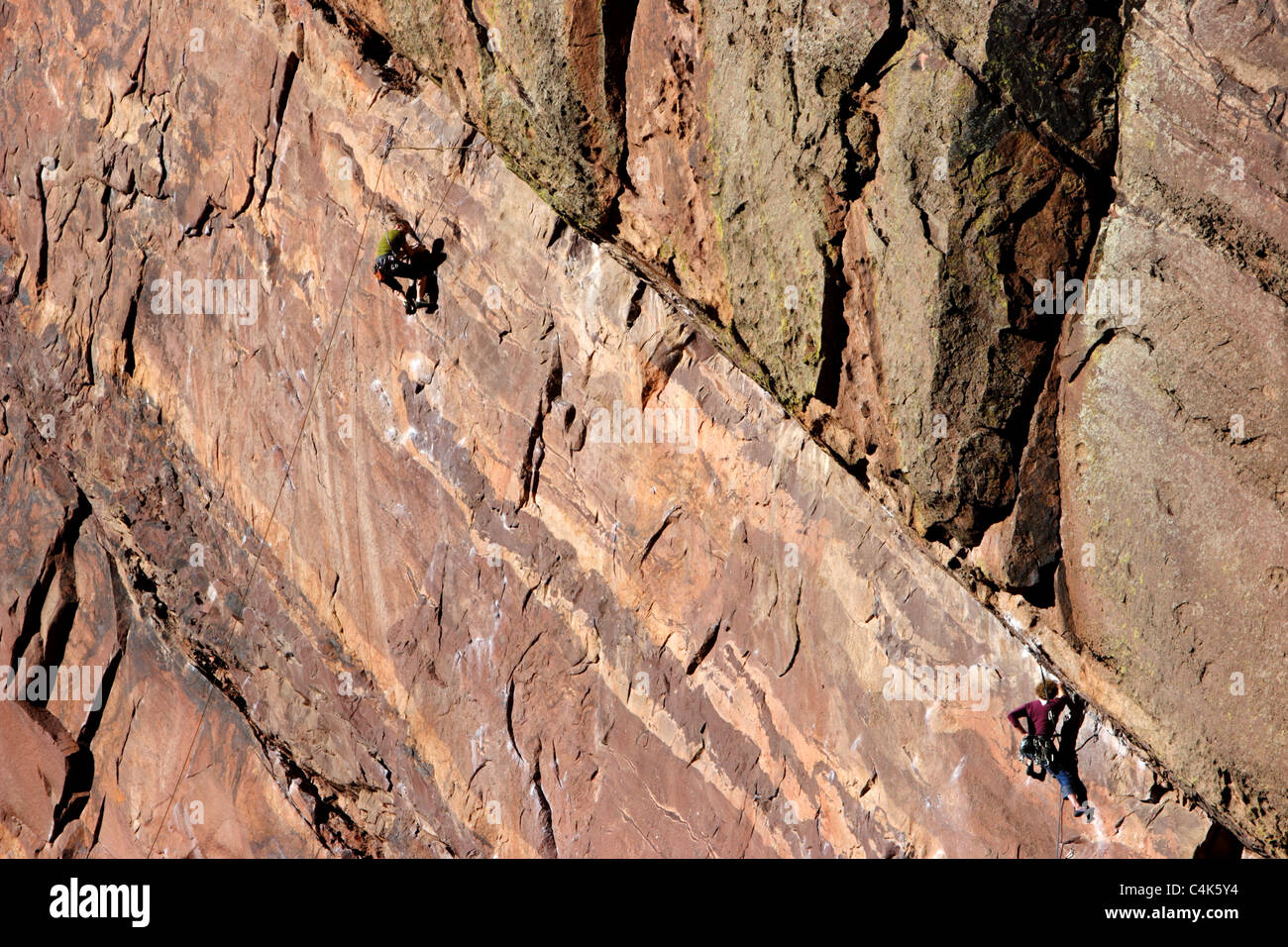 Eldorado Springs, Colorado - una coppia di arrampicatori salire una scogliera di Eldorado Canyon State Park. Foto Stock