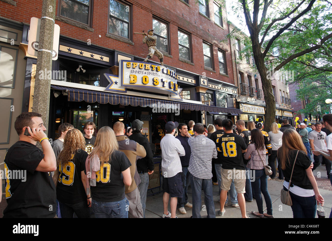 Boston Bruins hockey linea di ventole fino a entrare in un bar di Boston per gioco sette della Stanley Cup che viene riprodotto in Vancouver Foto Stock
