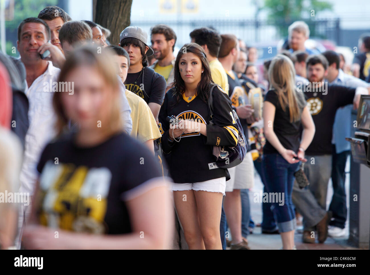 Boston Bruins hockey linea di ventole fino a entrare in un bar di Boston per gioco sette della Stanley Cup che viene riprodotto in Vancouver Foto Stock