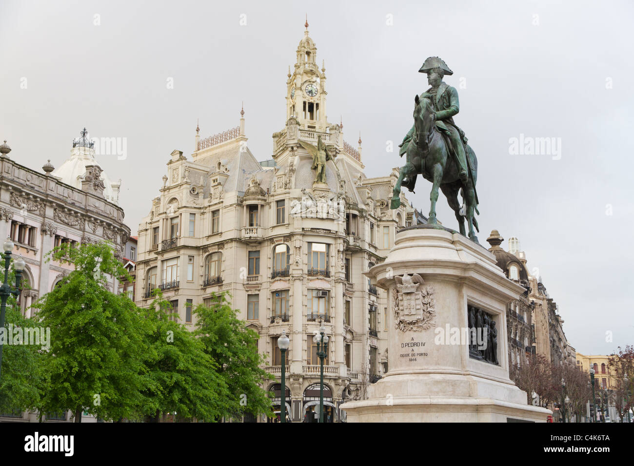 Statua di Porto strada principale Avenida dos Aliados del re Dom Pedro IV, Oporto, Portogallo Foto Stock