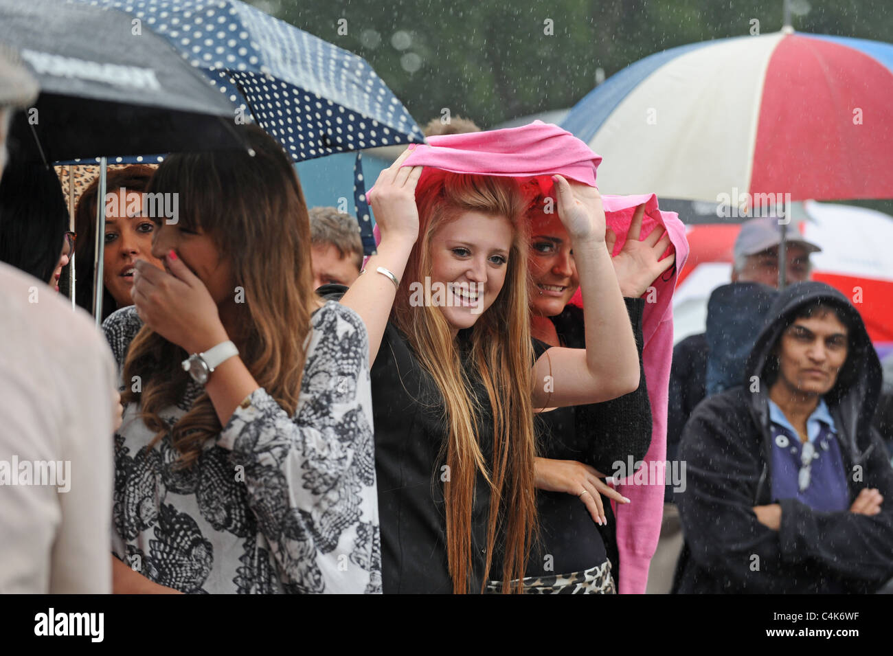 Donne con gli ombrelli immagini e fotografie stock ad alta risoluzione -  Alamy