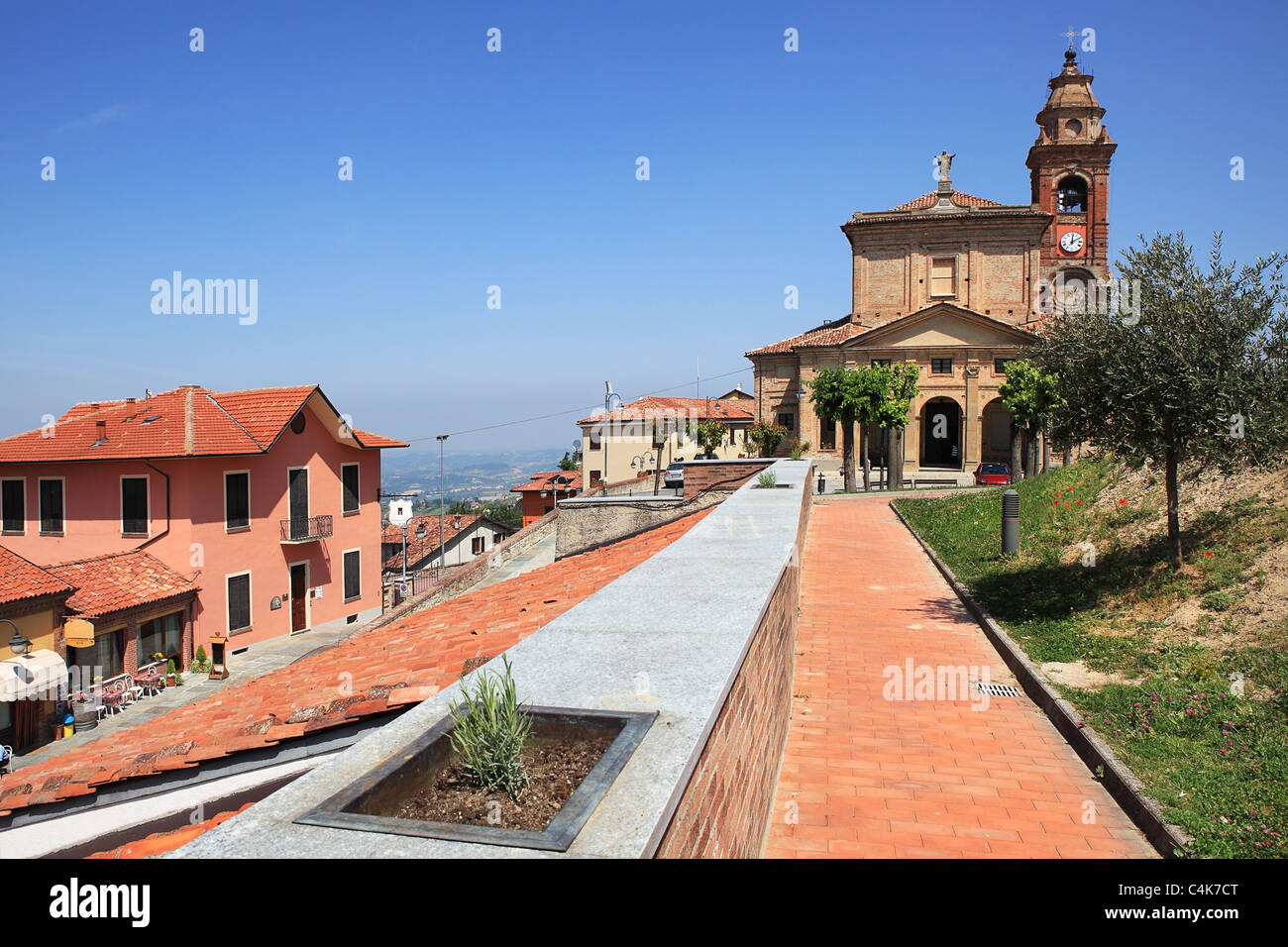 Vecchia chiesa e case nella città di Diano d'Alba in Piemonte, Italia settentrionale. Foto Stock