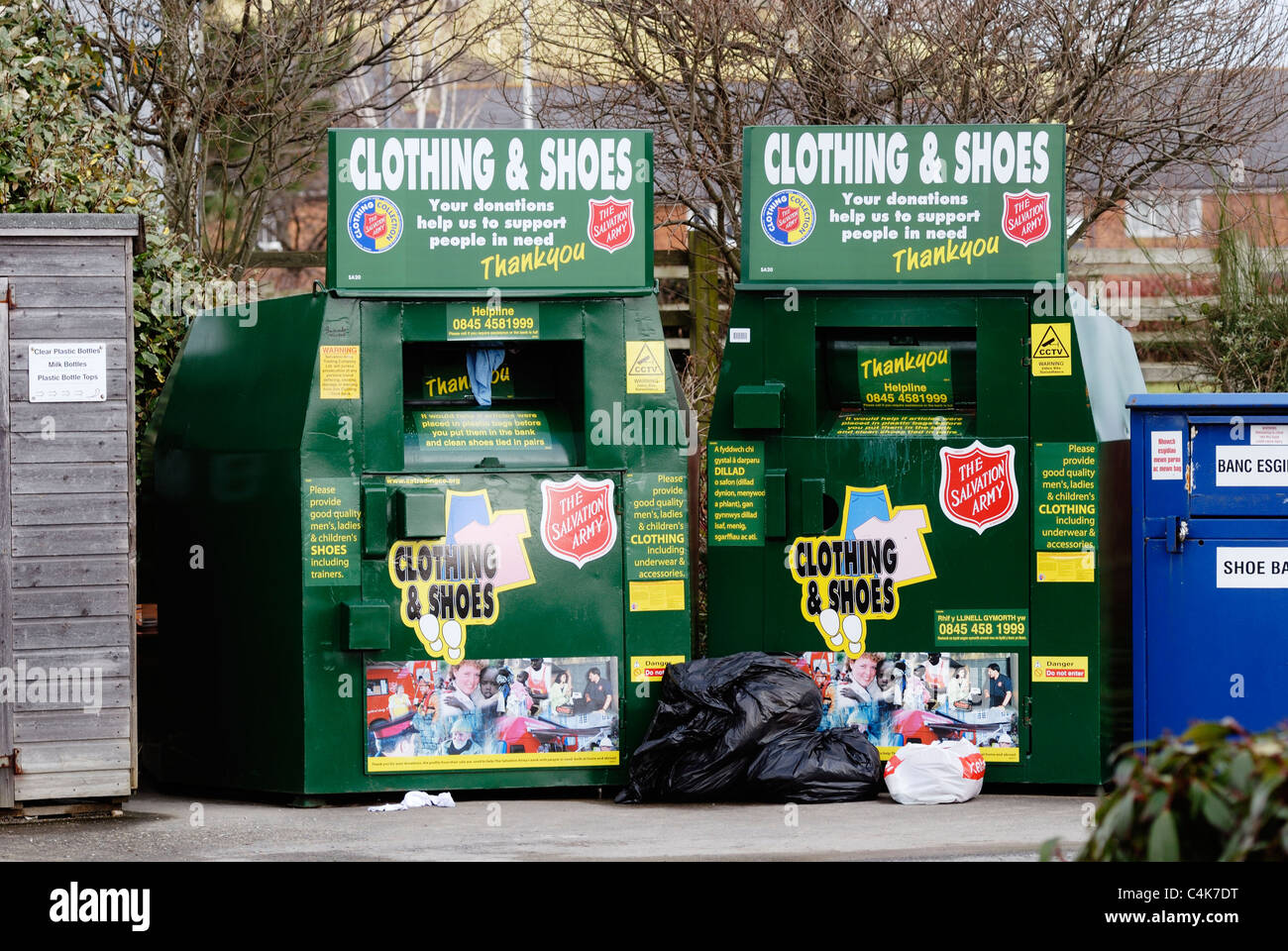 Gli scomparti di riciclaggio per capi di abbigliamento e calzature, Aberystwyth, Galles. Foto Stock