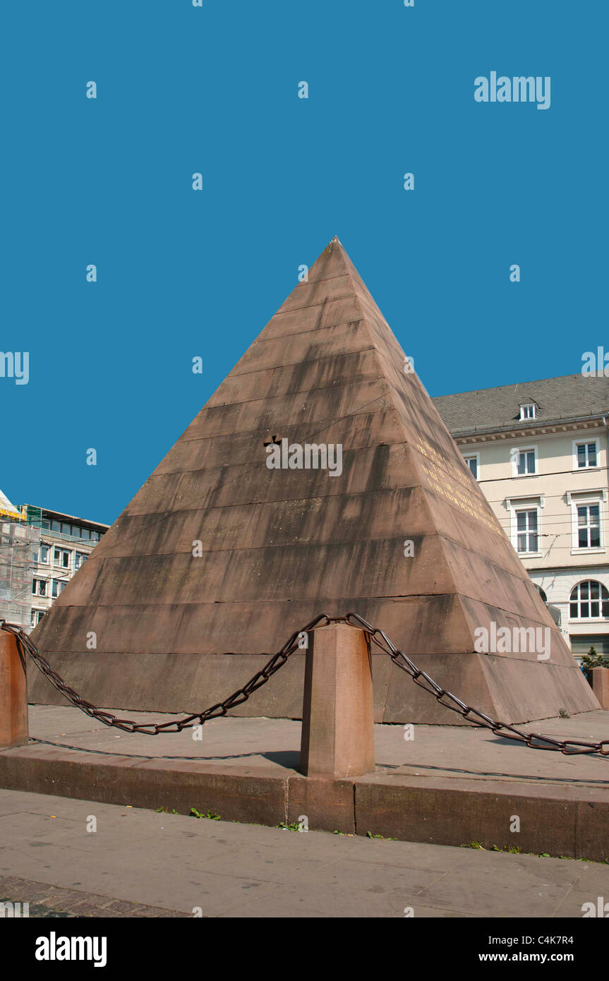 Marketplace con piramide, Karlsruhe, Baden-Wuertemberg, Germania, Europa Foto Stock