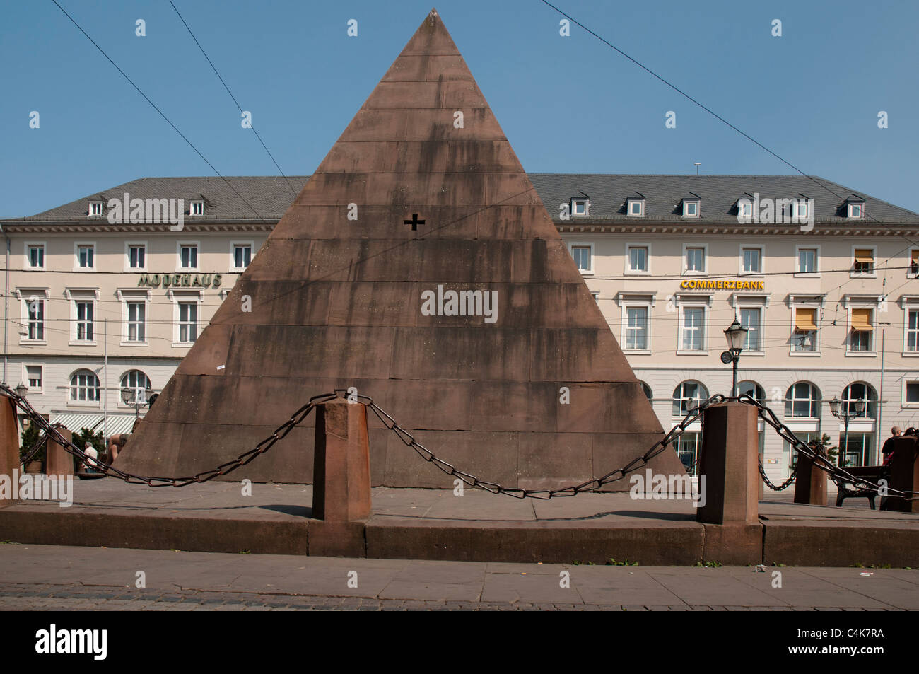 Marketplace con piramide, Karlsruhe, Baden-Wuertemberg, Germania, Europa Foto Stock