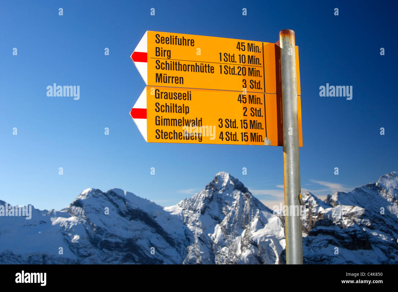 Alpine segno direzionale su Mt. Lo Schilthorn, Muerren, Oberland bernese, Svizzera Foto Stock