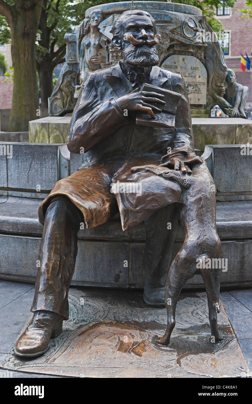 Fontana con la statua di Charles Buls, sindaco di Bruxelles dal 1881 al 1899, il mercato di erba, Bruxelles, Belgio, Europa Foto Stock