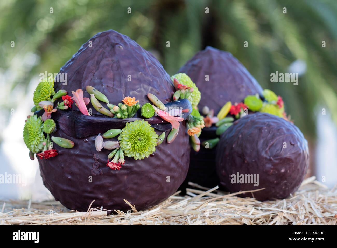 Abstract organica sistemazione floreale con le uova di pasqua come parte di una celebrazione di Pasqua a Guia de Isora Tenerife Isole Canarie Foto Stock