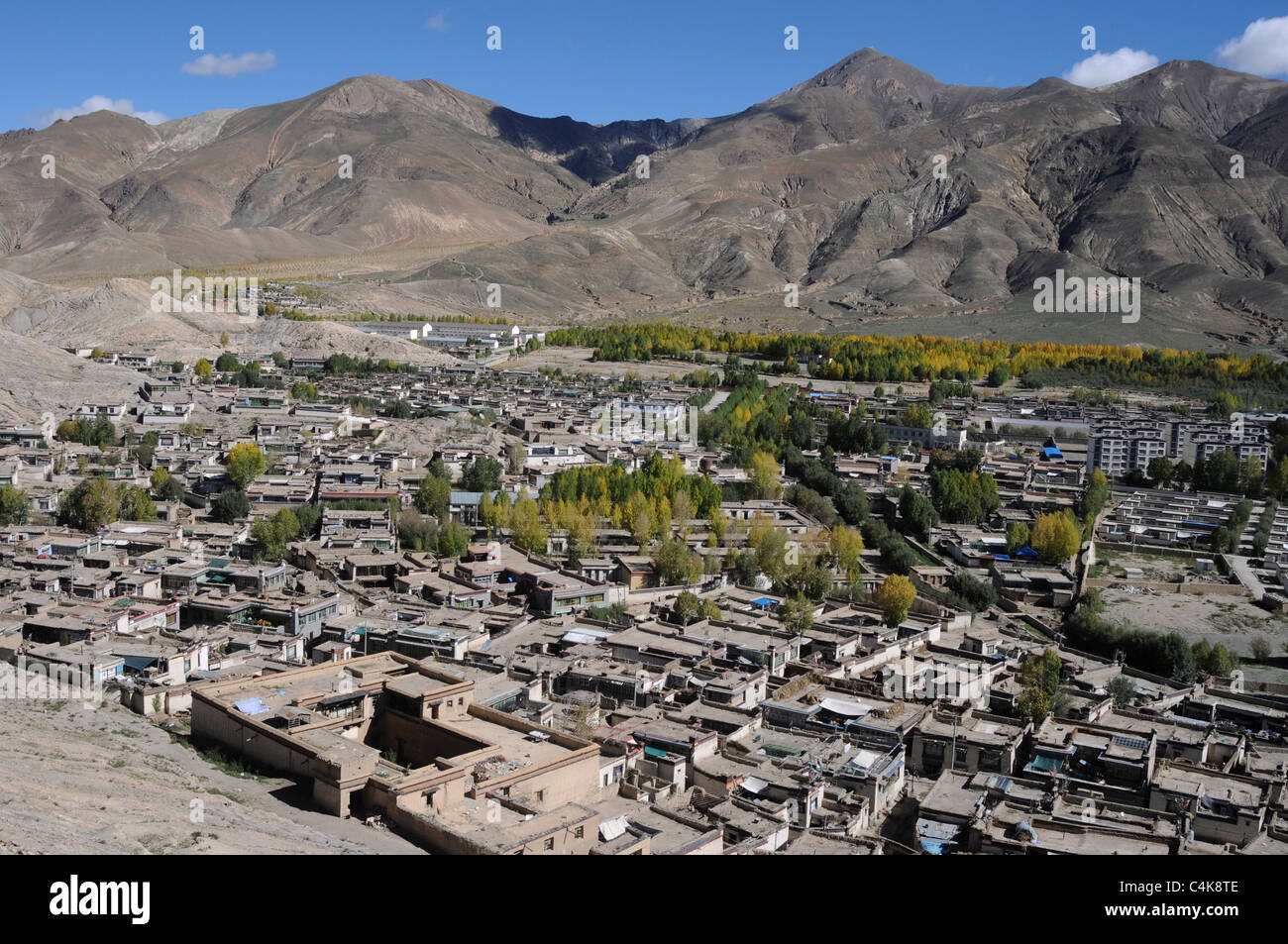 Scenario di una piccola città ai piedi delle montagne del Tibet,skyline Foto Stock