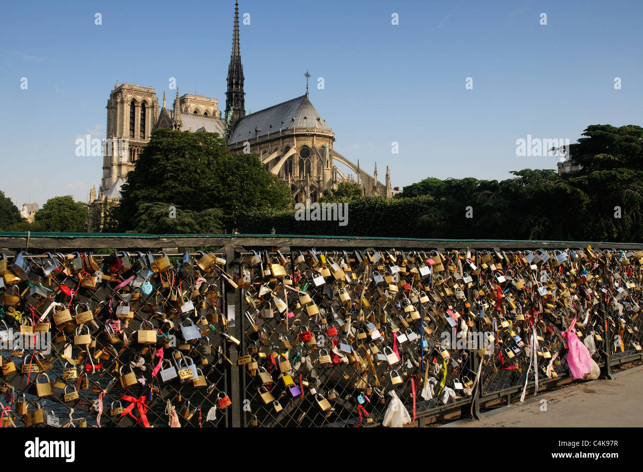 Amore si blocca sul Pont de L'Archeveque a Parigi in Francia con la cattedrale di Notre Dame Foto Stock