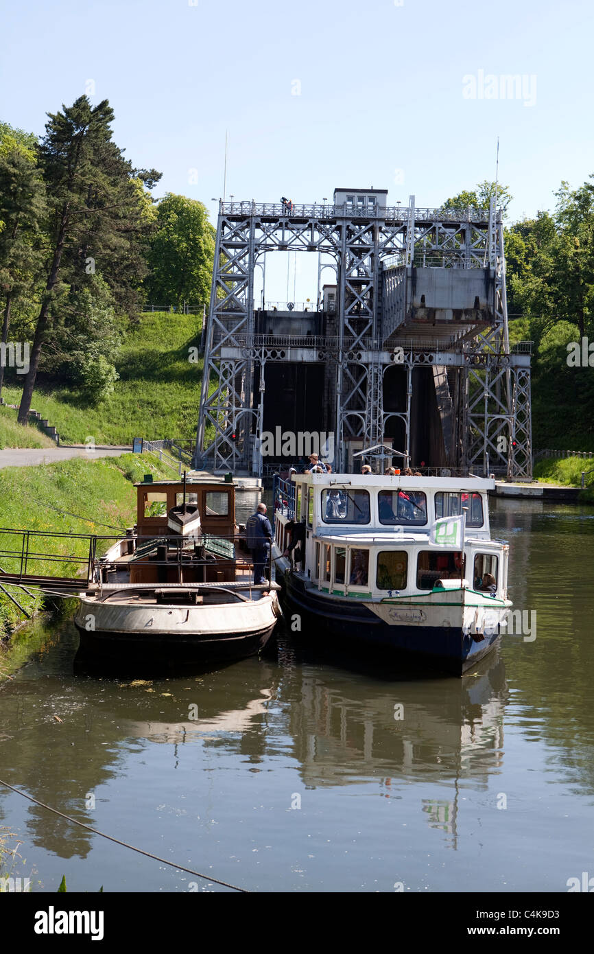 Idraulico storico boat lift n. 3, Canal du Centre, patrimonio mondiale dell UNESCO, provincia dell'Hainaut (Vallonia, Belgio, Europa Foto Stock