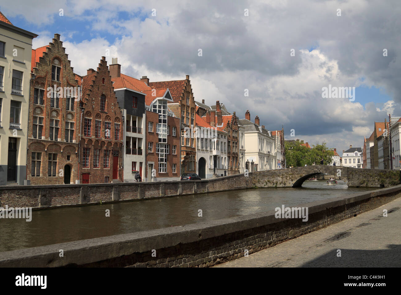 Spieglerei canal, Bruges, Belgio. Konings Brug e tipiche case di banca Canale di Beagle. Foto Stock