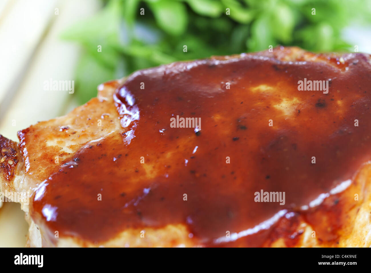 Bistecca alla griglia con rucola, asparaghus e salsa Foto Stock