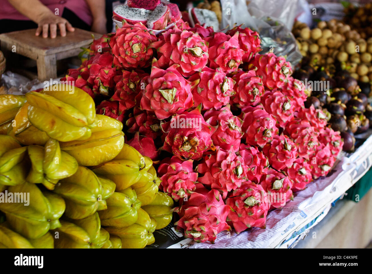 Dragon frutti, frutti a stella, litchi per la vendita al Mercato Galleggiante di Damnoen Saduak, la provincia Ratchaburi, Thailandia. Foto Stock