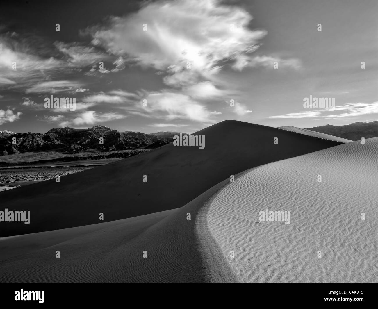 Nuvole e dune di sabbia nel Parco Nazionale della Valle della Morte, California Foto Stock