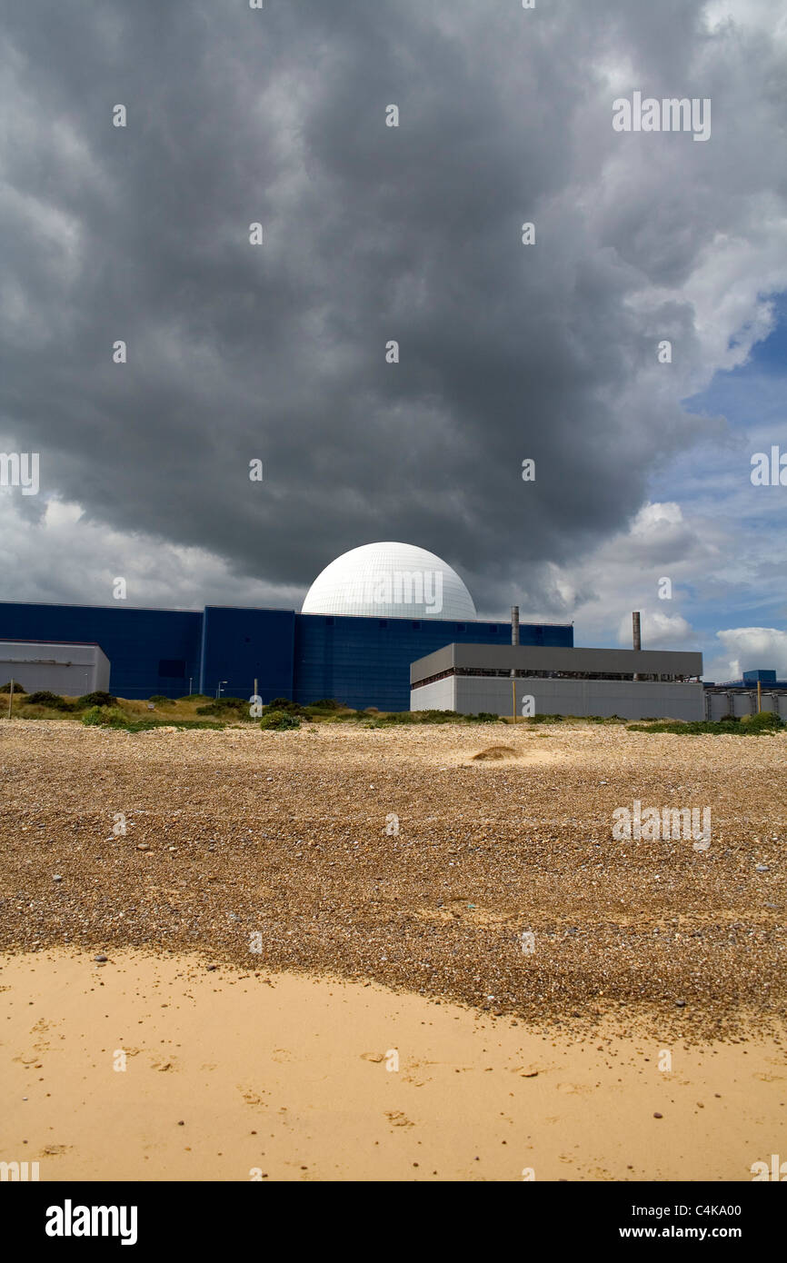 Centrale nucleare di Sizewell B siede sulla spiaggia sotto un cielo meditabondo. Foto Stock