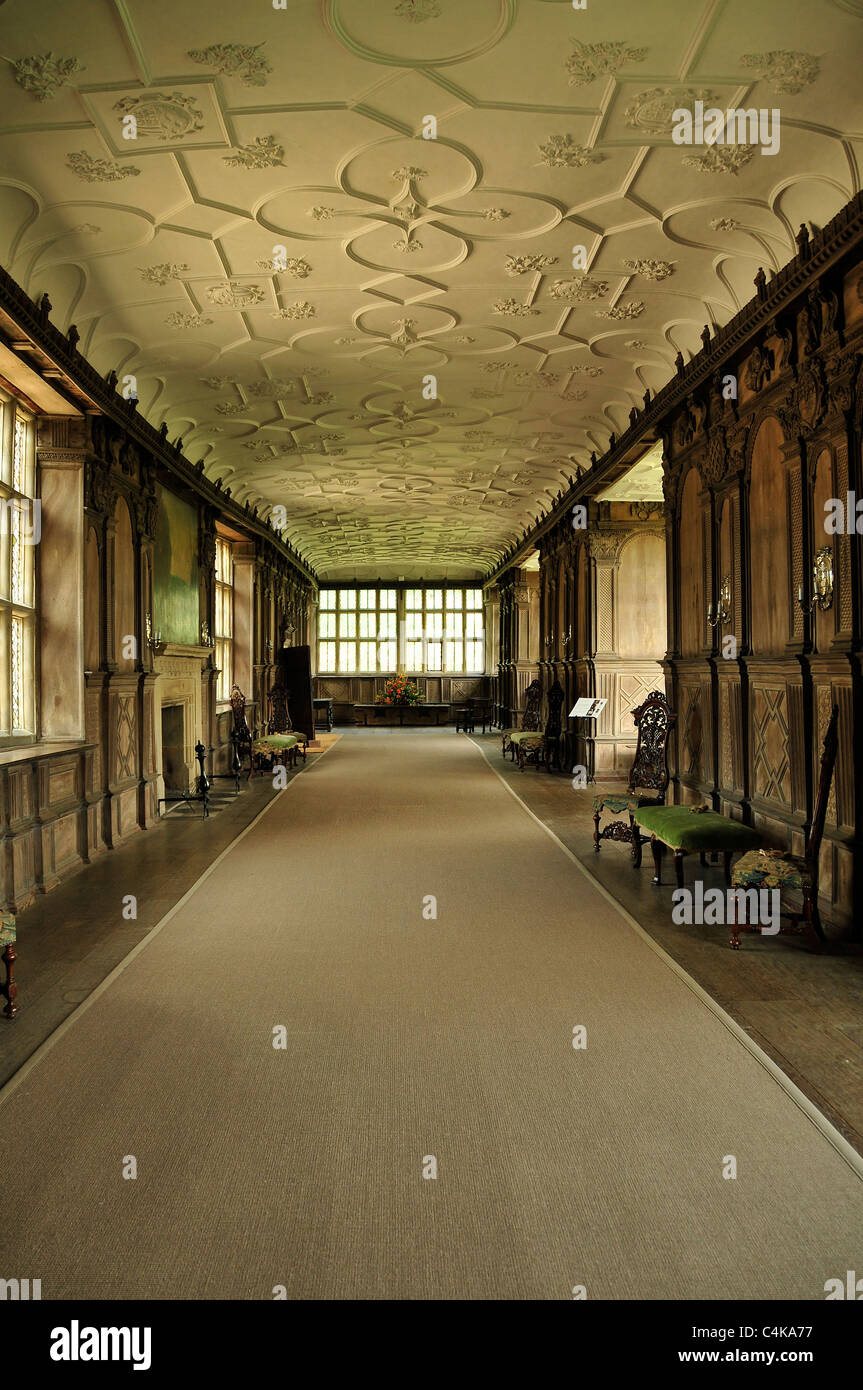 Una immagine ritratto della sala lunga a Haddon Hall vicino a Bakewell nel Derbyshire Foto Stock