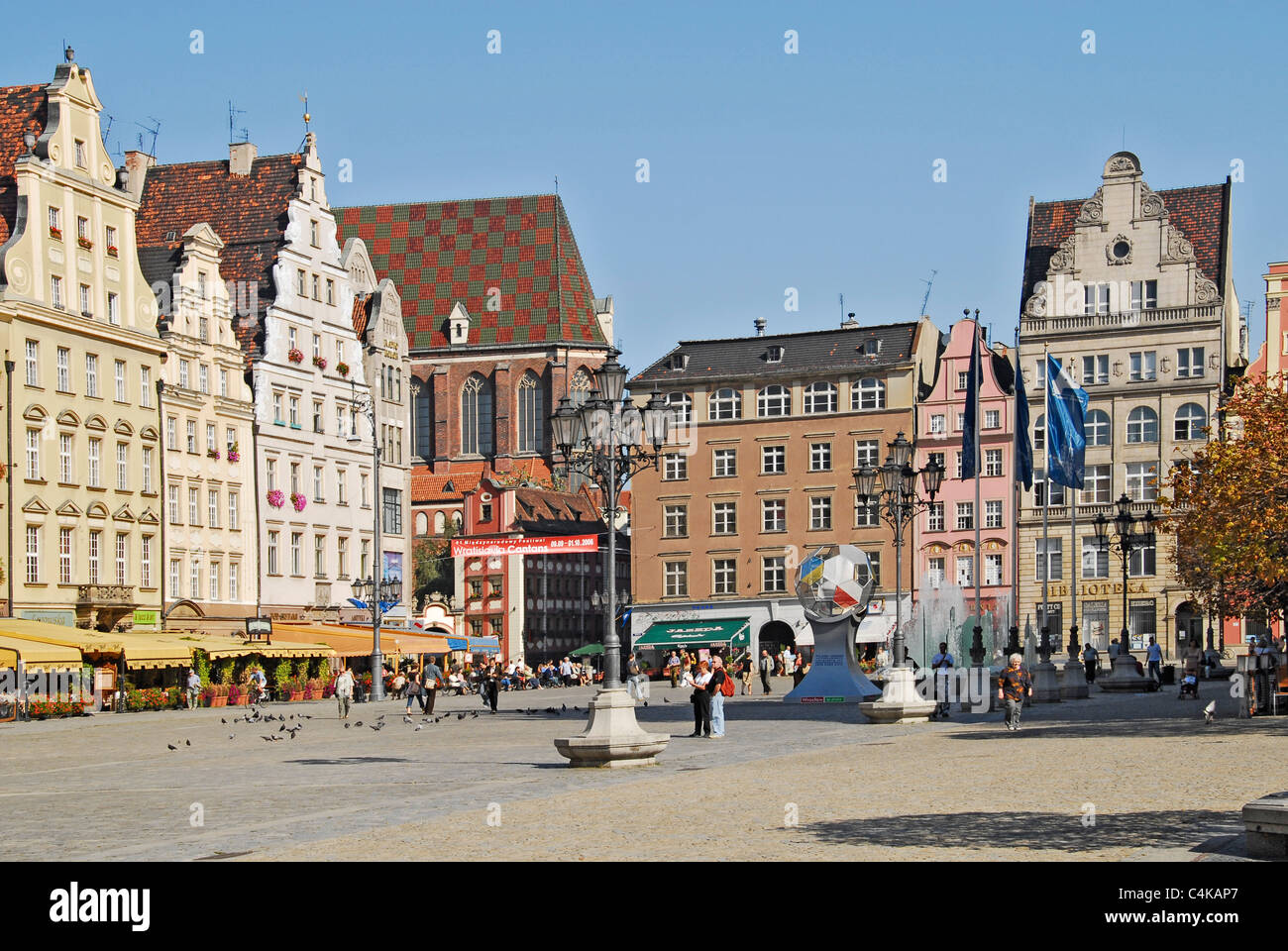 Polonia - Piazza della città di Breslavia con fontane grande architettura colorata Foto Stock