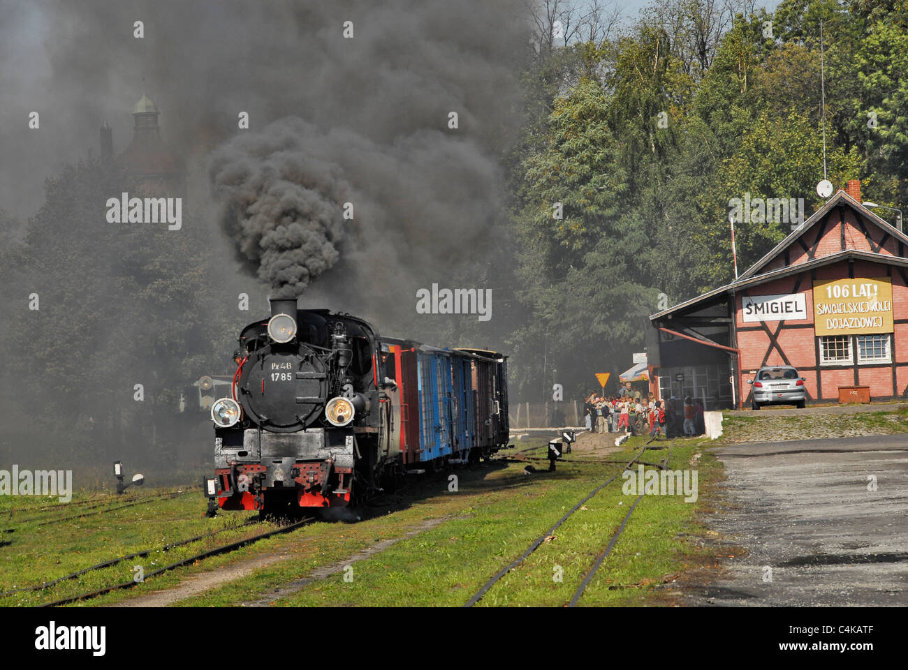 Il vapore loco sulla stretta Smigiel guage railway tirando fuori della stazione in Polonia Foto Stock